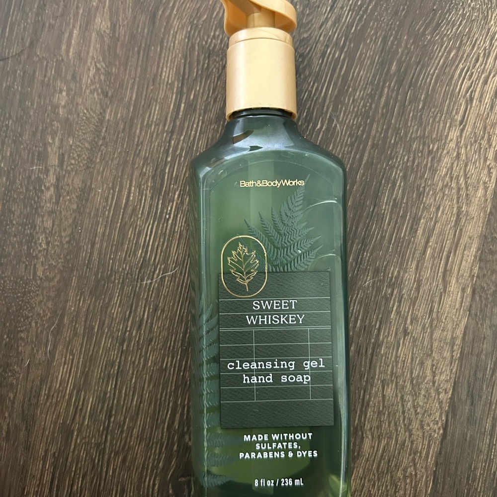 Bath & Body Works Sweet Whiskey Cleansing Gel Hand Soap - Green and Gold